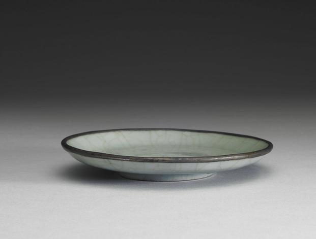 青瓷划花蟠螭盘