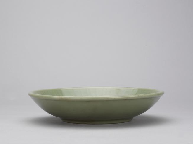 龙泉窑青釉刻划花卉纹菊瓣式盘