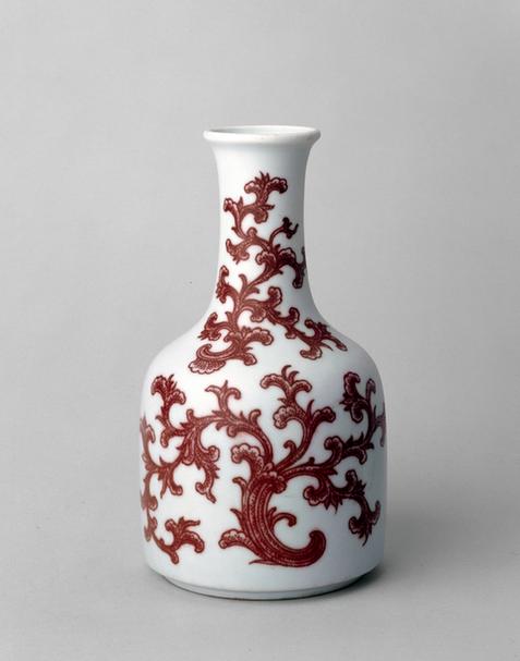 釉里红草龙纹瓶