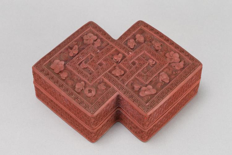 剔红落花流水纹方胜式盒