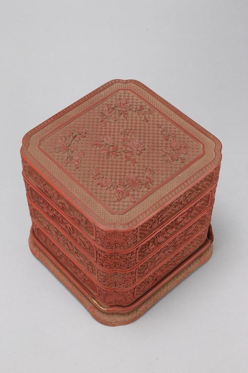 剔红开光花卉纹带座四方委角三层盒