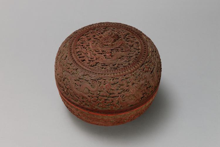 剔红云龙戏珠纹圆盒