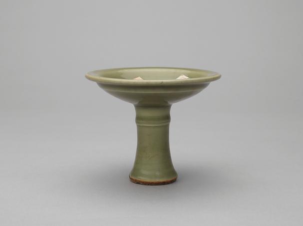 龙泉窑青釉高足盘