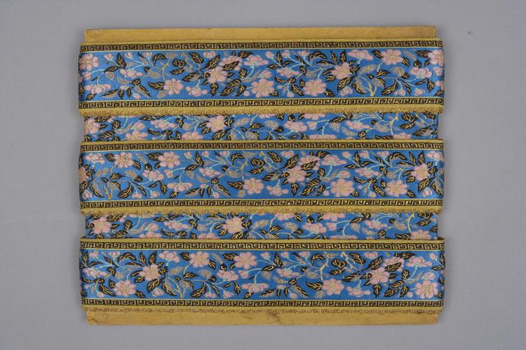 品月色缎地织金浅彩梨花纹绦