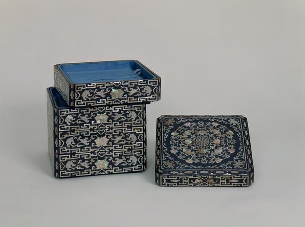 黑漆嵌螺钿缠枝莲纹四层方盒