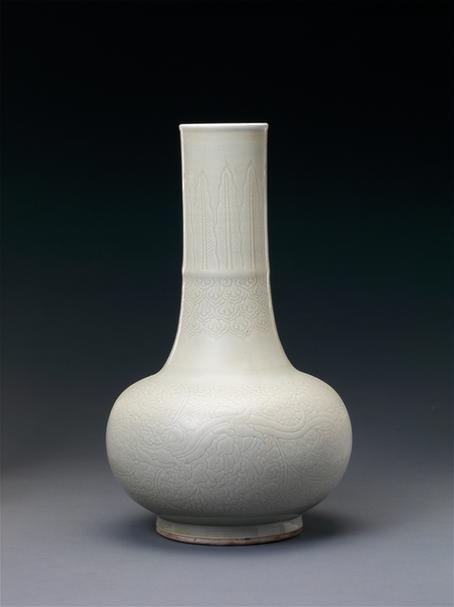 冬青釉暗划缠枝蕉叶纹直颈瓶