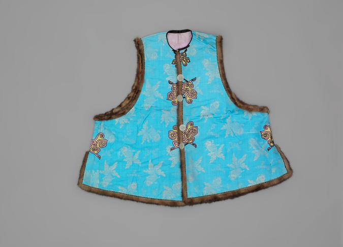 月白色金鱼纹织金绸镶貂皮边对襟夹坎肩