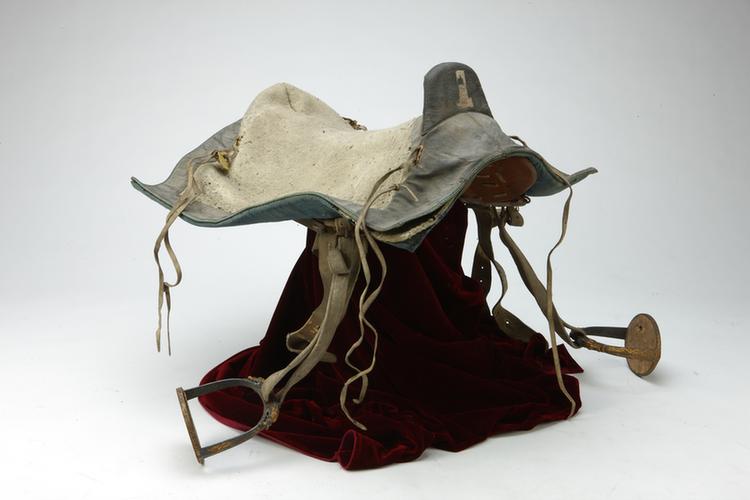 木镶黑皮套马鞍