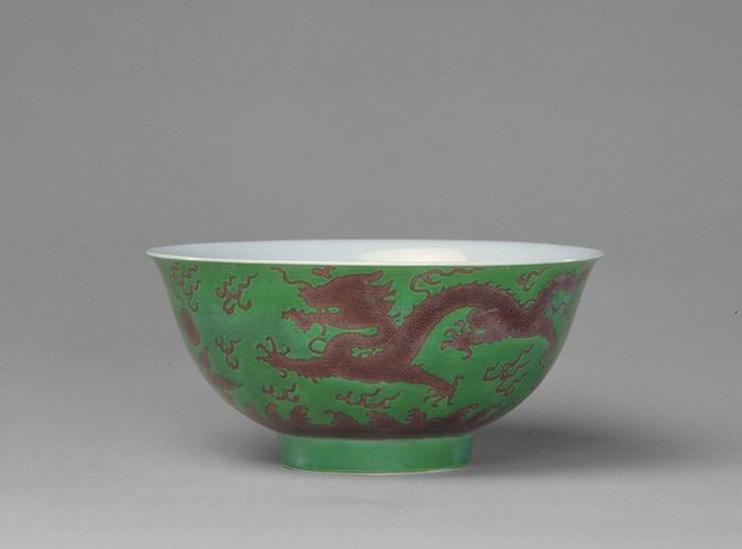 乾隆款里白釉外绿地紫彩云龙纹碗