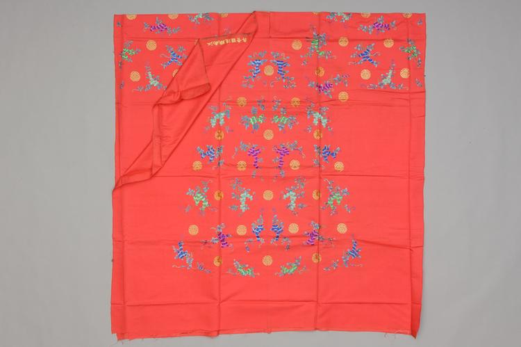 桃红色绸绣浅彩藤萝金寿字纹袍料