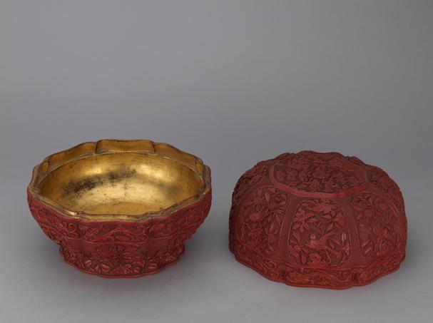 剔红八仙祝寿图瓜式果盒