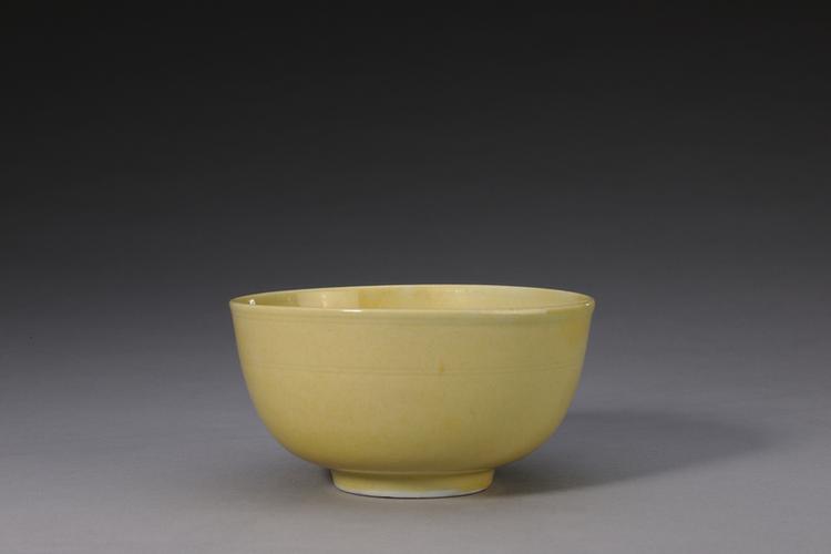 嘉靖款黄釉暗划花纹墩式碗