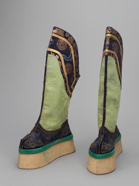 草绿色缎筒石青缎帮绒云纹头尖底靴