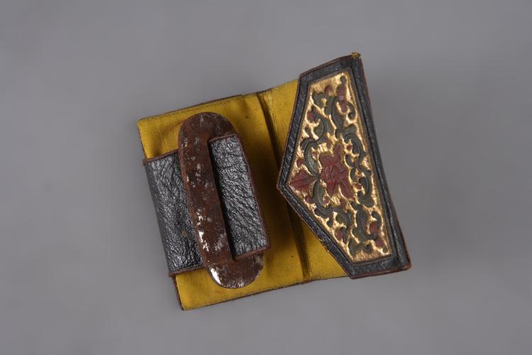 绿色皮描金勾莲纹荷包式火燫