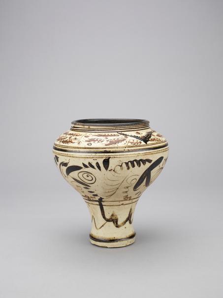 白地黑花缠枝花纹尊