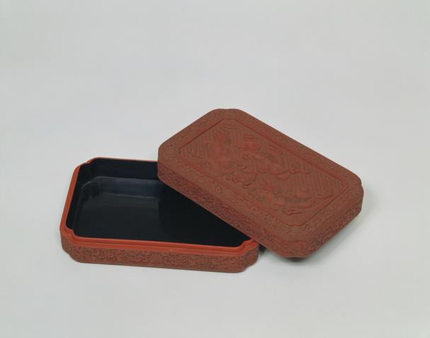 剔红三狮戏球图缠枝莲纹长方盒