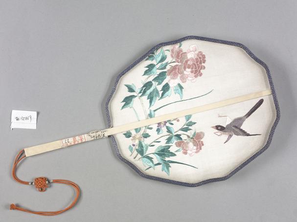 缎绣花鸟图面锦边骨柄团扇