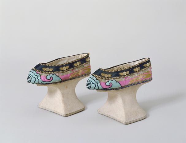 粉色缎绣花卉纹花盆底女夹鞋