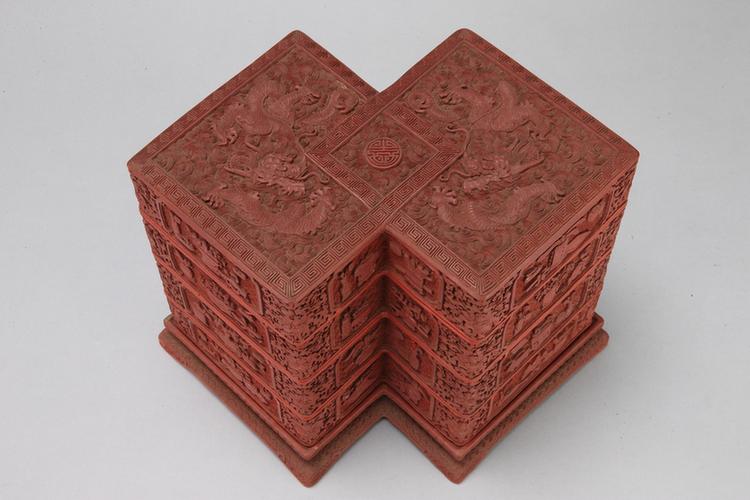 剔红云龙纹开光博古纹方胜式三层套盒