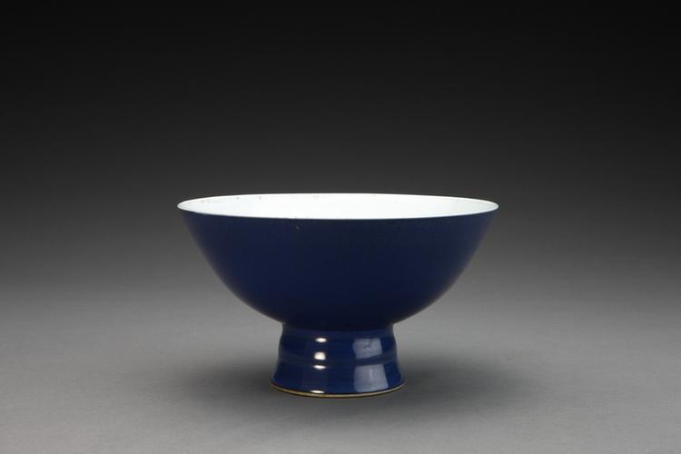 雍正款祭蓝釉高足碗
