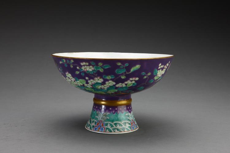 藕荷地粉彩花鸟纹高足碗