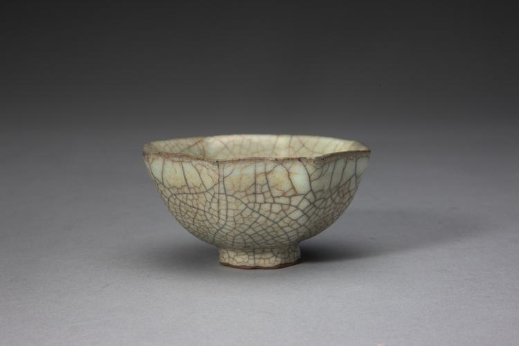 哥窑青釉八方杯