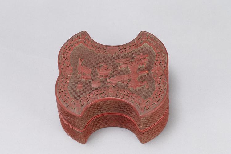 剔红博古纹银锭式盒