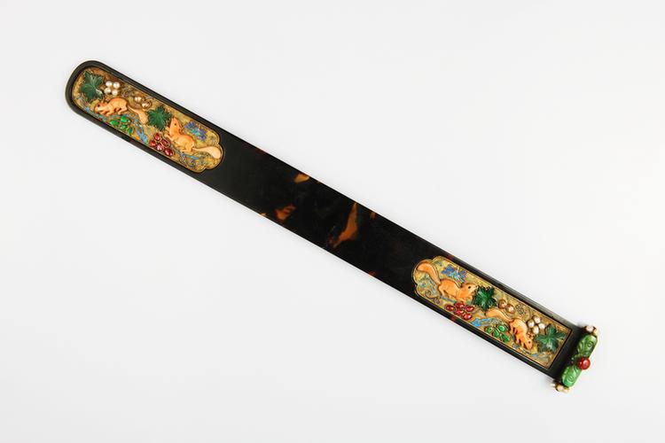 玳瑁镶珠石珊瑚松鼠葡萄纹扁方