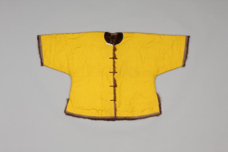 明黄色素江绸里狼刀皮马褂