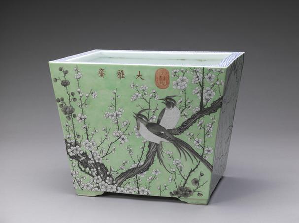 大雅斋款绿地墨彩花鸟图长方花盆