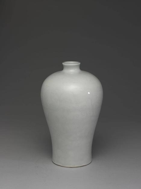 甜白莲花纹梅瓶