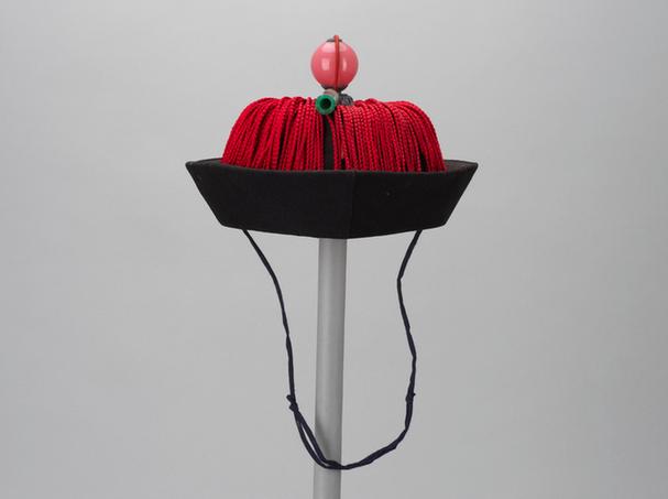 青色素缎红缨秋帽