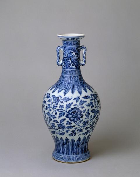 雍正款青花缠枝莲纹双耳瓶