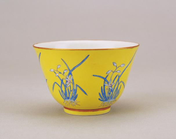 同治款黄地粉彩兰花纹杯