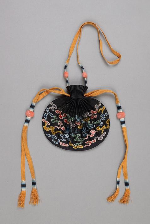 青色缎绣云松纹椭圆荷包