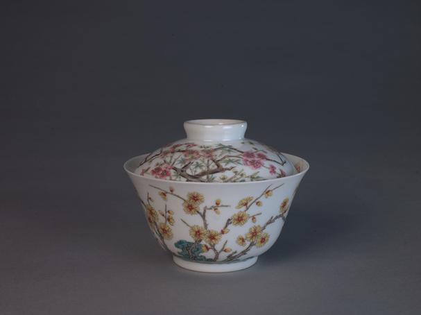 粉彩花卉纹盖碗