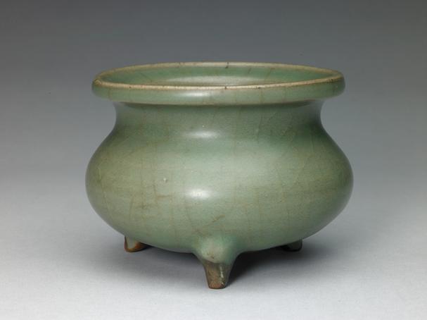 临汝窑青釉三足炉