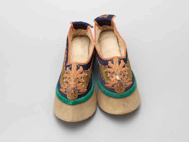 香色缎缉米珠珊瑚珠凤纹头尖底鞋