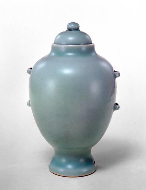 雍正款冬青釉穿带耳小盖罐