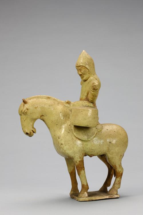 陶黄釉骑马击鼓俑