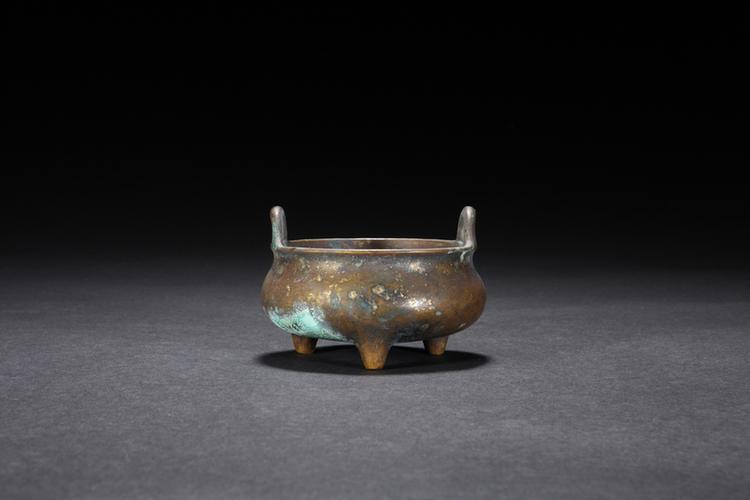 宣德款铜嵌金冲耳乳足炉