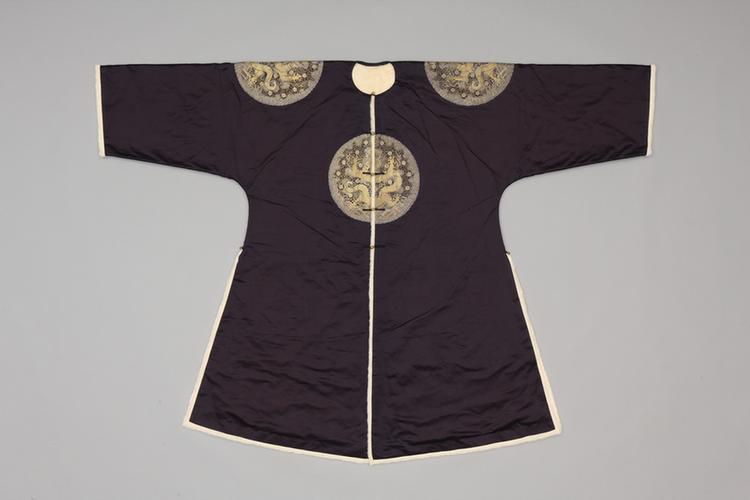 石青色缎平金绣四团云蝠勾莲金龙纹银鼠皮衮服