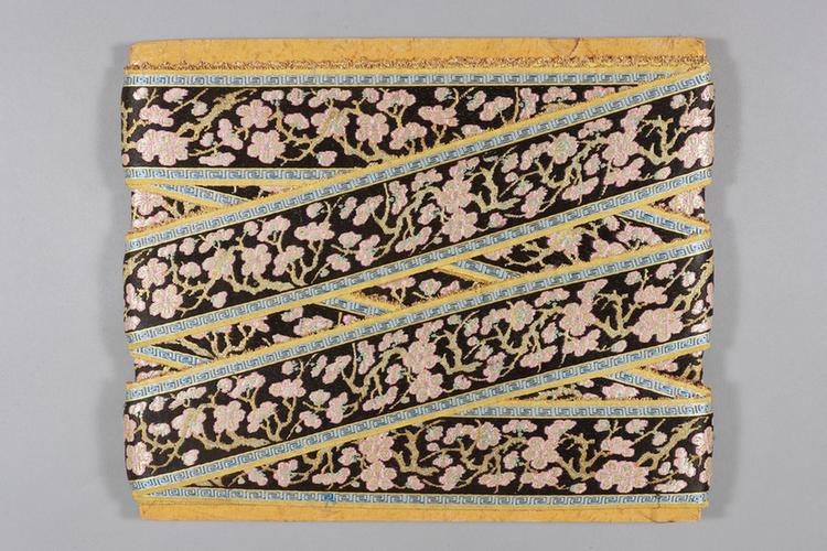 石青色缎地织金浅彩梅花纹绦