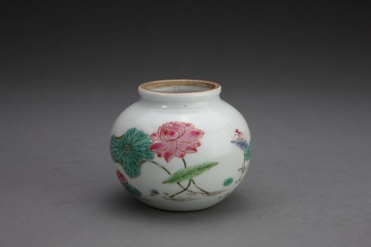 粉彩荷花图小尊