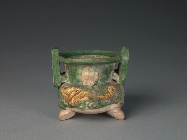 琉璃三彩凸雕龙纹三足炉