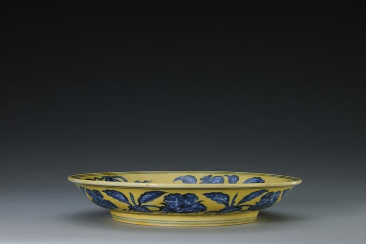 黄地青花折枝花果纹盘