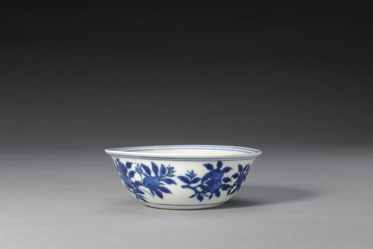 万历款青花花果纹卧足碗