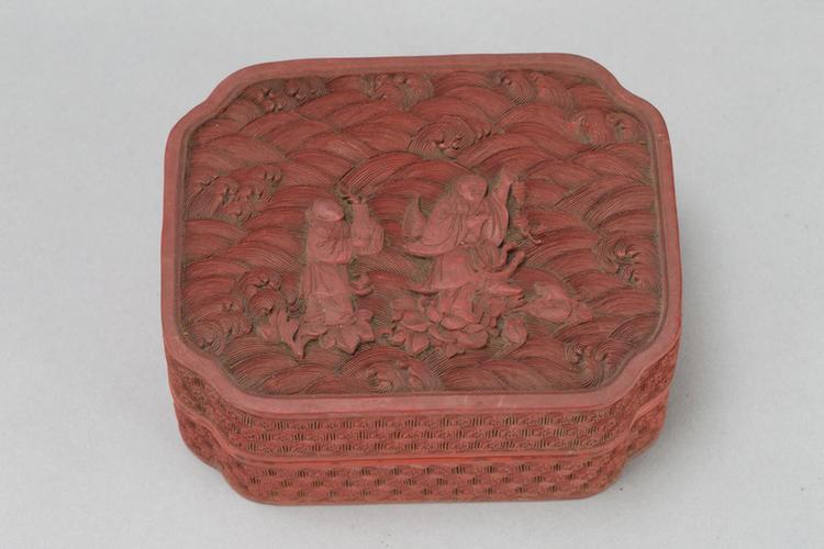 剔红缠枝莲纹长方委角盒