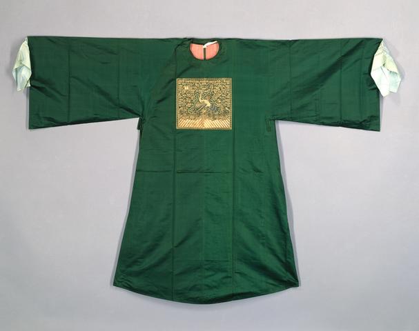 绿色素缎缀平金绣孔雀纹方补男官衣
