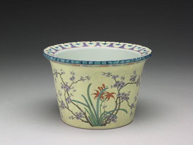 同治-光绪朝 粉彩瓷黄地萱草盆